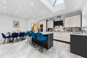Sleeps 10, CINEMA TV , 2 baths, 10 mins to Stratford, Ilford